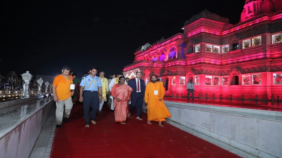 राष्ट्रपति मुर्मू ने मथुरा में लेजर शो और श्रीराधाकृष्ण के दिव्य विग्रह के किए दर्शन