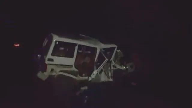 आगरा में भीषण सड़क हादसा, बोलेरो पेड़ से टकराई; 5 की मौत