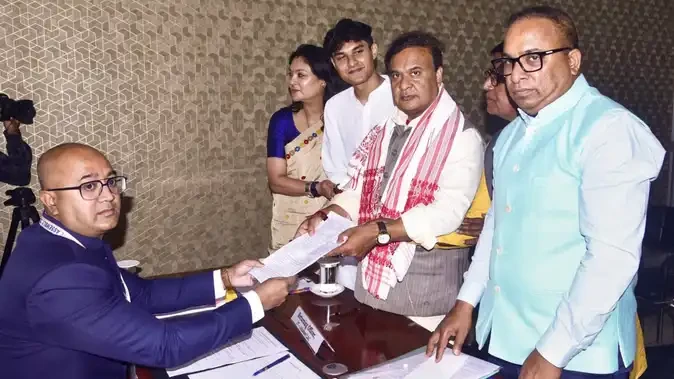 हिमंत बिस्वा सरमा ने जलुकबारी से किया नामांकन, रोड शो में उमड़ी भारी भीड़