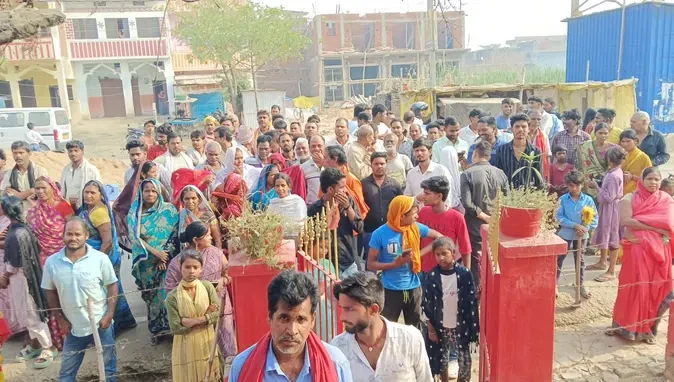 दोस्त की पत्नी के साथ रंगेहाथ पकड़ा गया युवक, पति ने पंचायत के सामने करवा दी शादी