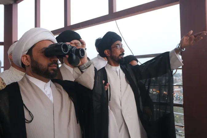 लखनऊ में दिखा ईद का चांद, मौलाना खालिद रशीद बोले- सड़कों पर न पढ़ें नमाज