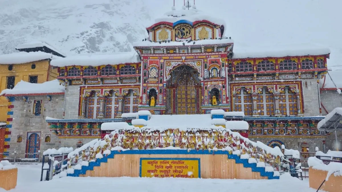 बदरीनाथ में बर्फबारी के कारण मास्टर प्लान के काम ठप, सुरक्षित स्थानों पर भेजे गए श्रमिक