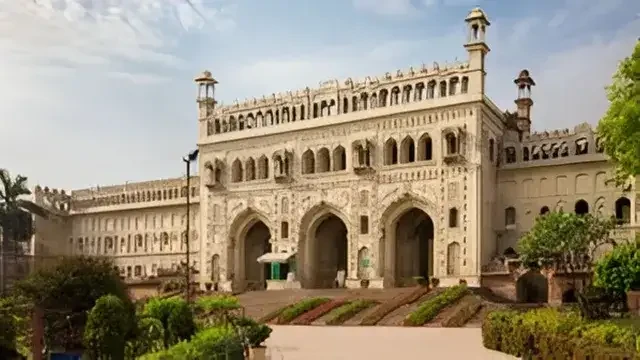 लखनऊ: इमामबाड़ा में महिला पर्यटक के साथ अभद्रता, महिला आयोग को शिकायत