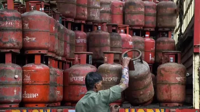 रांची में गैस संकट: लोग घंटों लाइन में खड़े होने के बाद लौटे खाली हाथ