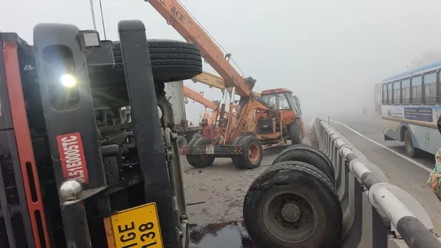 सोनीपत में घने कोहरे के बीच ट्रक हादसा, जीटी रोड पर तीन घंटे तक जाम