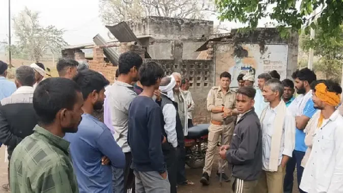 सिकुर गांव में जमीन विवाद: पिता की बेटी के सामने हत्या, तीन भाई और भतीजा फरार