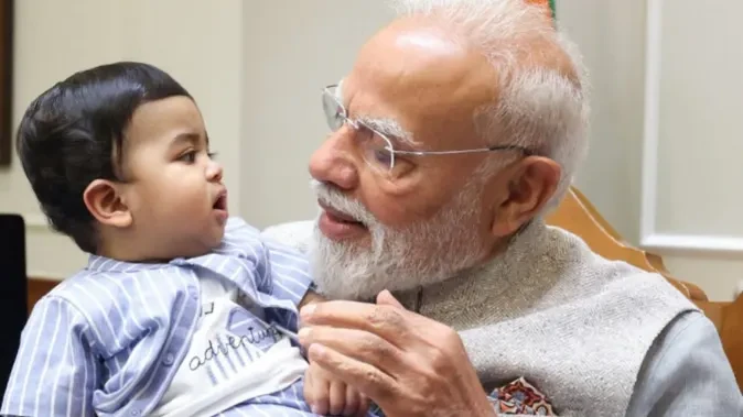 नन्हे बच्चे के साथ पीएम मोदी की प्यारी झलक, तस्वीर सोशल मीडिया पर वायरल