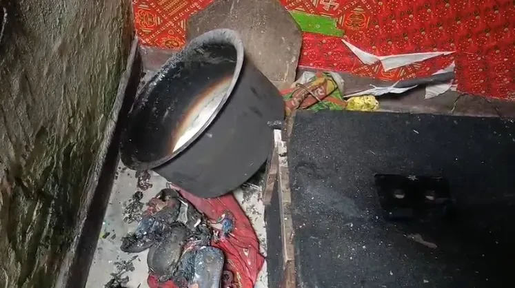 नवरात्रि की पूजा के दौरान सिलिंडर फटा, खुर्जा के परिवार में मची अफरा-तफरी