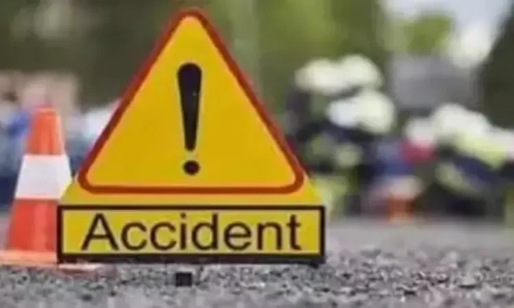 बेतिया में तेज रफ्तार बाइक ट्रैक्टर से टकराई, दो युवकों की मौत