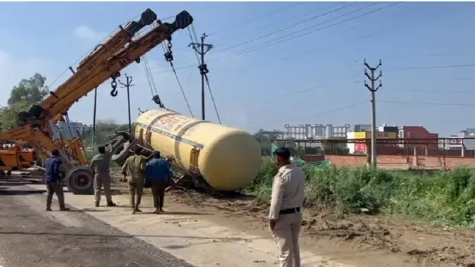 मुजफ्फरनगर से दिल्ली जा रहा एलपीजी कैंटर पलटा, हाईवे पर दो घंटे तक जाम