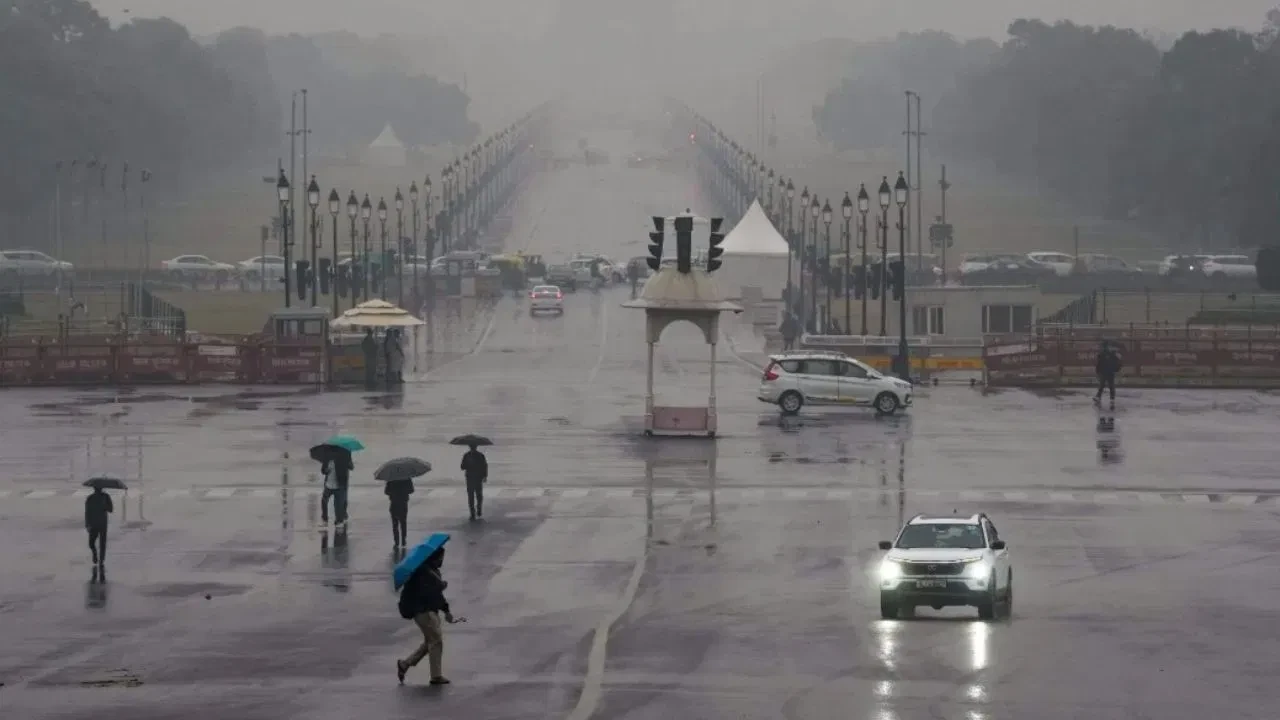 दिल्ली-एनसीआर में बदला मौसम, कई इलाकों में बूंदाबांदी