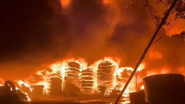 बागपत में देर रात हीरो एग्रीकल्चर फैक्ट्री में लगी भीषण आग, लाखों का नुकसान