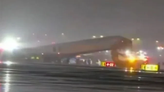 न्यूयॉर्क: एयर कनाडा एक्सप्रेस की फ्लाइट रनवे पर दुर्घटनाग्रस्त, एयरपोर्ट हुआ ठप