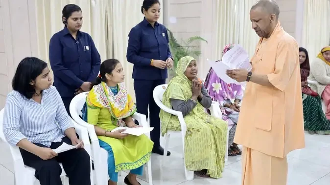 सीएम योगी ने ‘जनता दर्शन’ में सैनिकों और आम जनता की समस्याओं का किया निस्तारण
