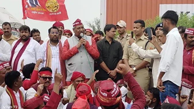 कैबिनेट मंत्री संजय निषाद ने की हाईवे पर धरना देकर मस्जिद हटाने की मांग