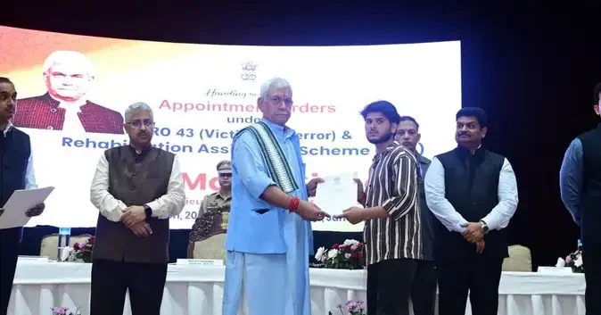 उपराज्यपाल मनोज सिन्हा ने आतंक पीड़ित परिवारों को सौंपे 43 नियुक्ति पत्र