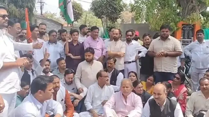 शाहजहांपुर में काकोरी केस शहीदों की प्रतिमाएं तोड़े जाने पर विरोध प्रदर्शन