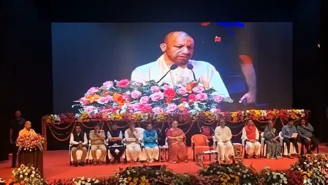 खेल क्षेत्र में उत्कृष्ट योगदान के लिए सीएम योगी ने खिलाड़ियों को किया सम्मानित