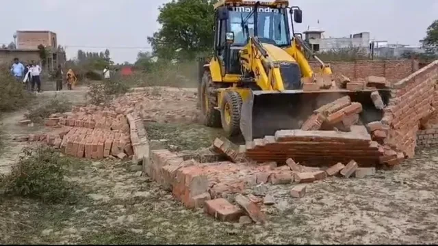 लखनऊ में नगर निगम की जमीन पर हो रही थी प्लाटिंग, चला बुलडोजर