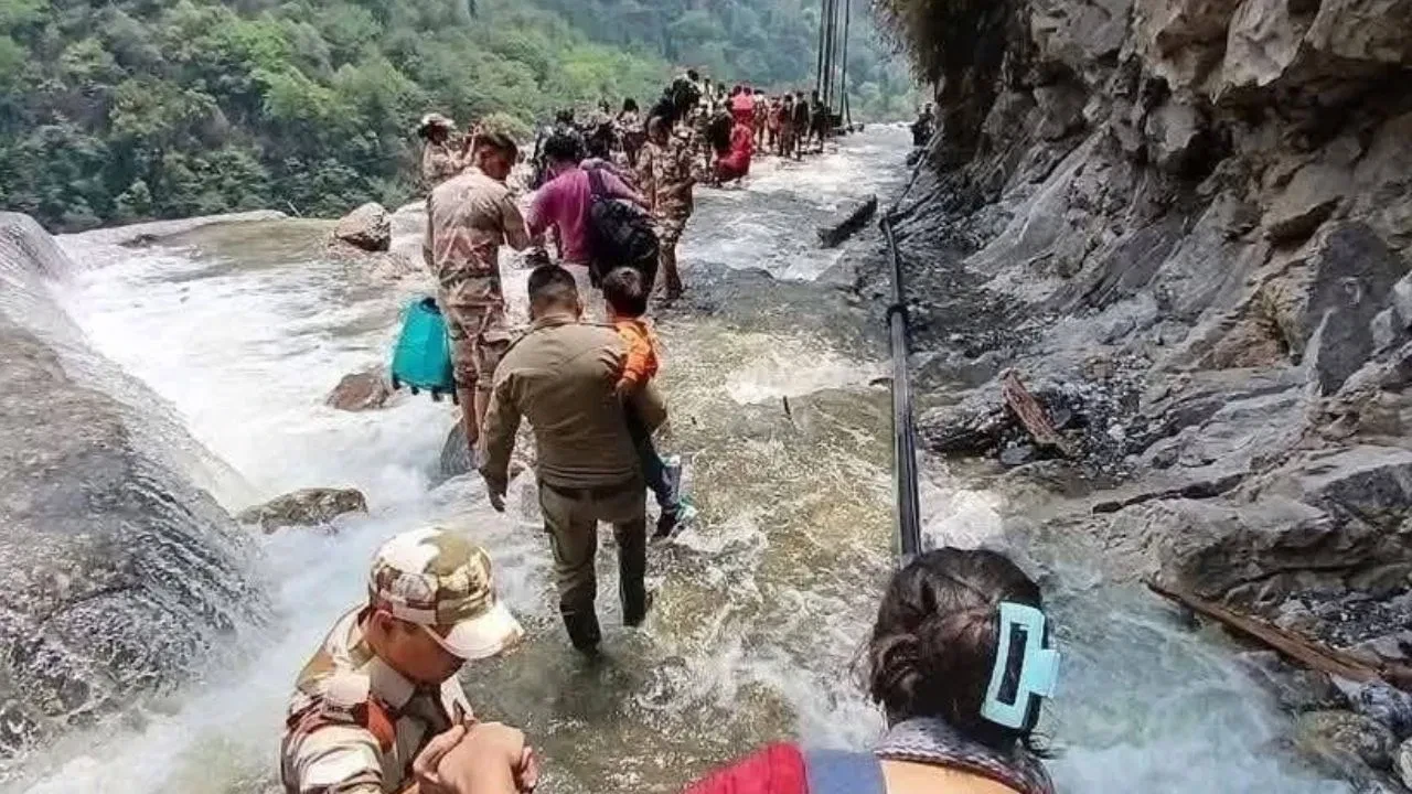 सिक्किम में भारी बारिश ने मचाया कहर, चुंगथांग में 150 से 200 पर्यटक फंसे