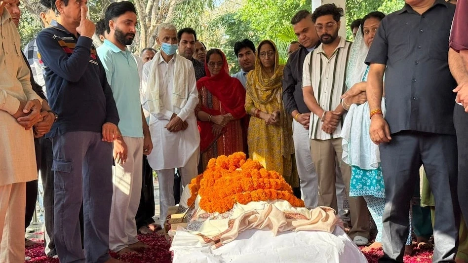 सुप्रीम कोर्ट की मंजूरी के बाद हरीश राणा को दी गई अंतिम विदाई