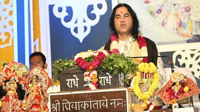 गैस किल्लत पर देवकीनंदन महाराज का बयान वायरल, सपा नेता ने भी साधा तंज