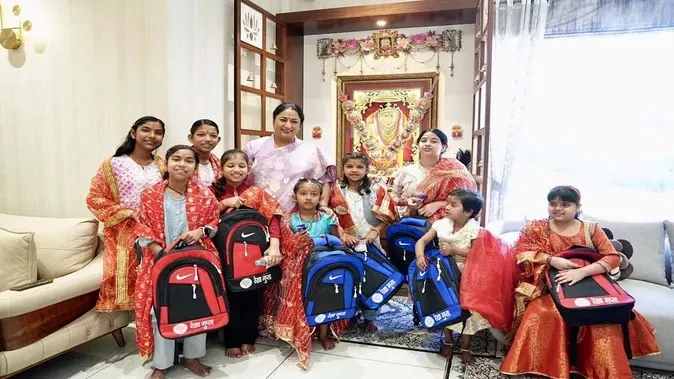 दिल्ली सीएम रेखा गुप्ता ने महाअष्टमी पर किया कन्या पूजन