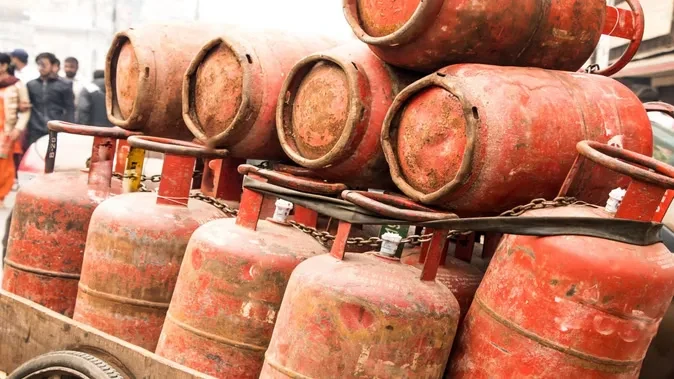 दिल्ली: रणहौला में एलपीजी जमाखोरी का भंडाफोड़, 459 सिलिंडर जब्त