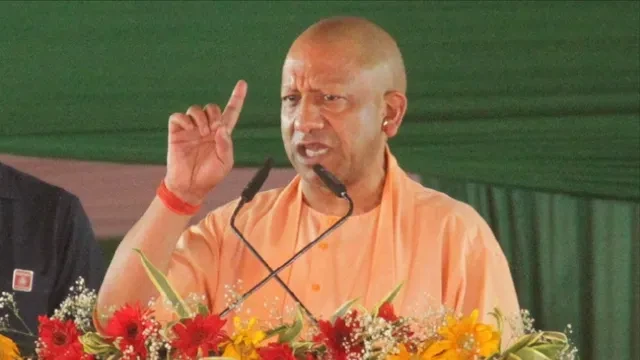 गोरखनाथ मंदिर गोशाला में सीएम योगी ने गोवंश को खिलाया गुड़ और किया दुलार