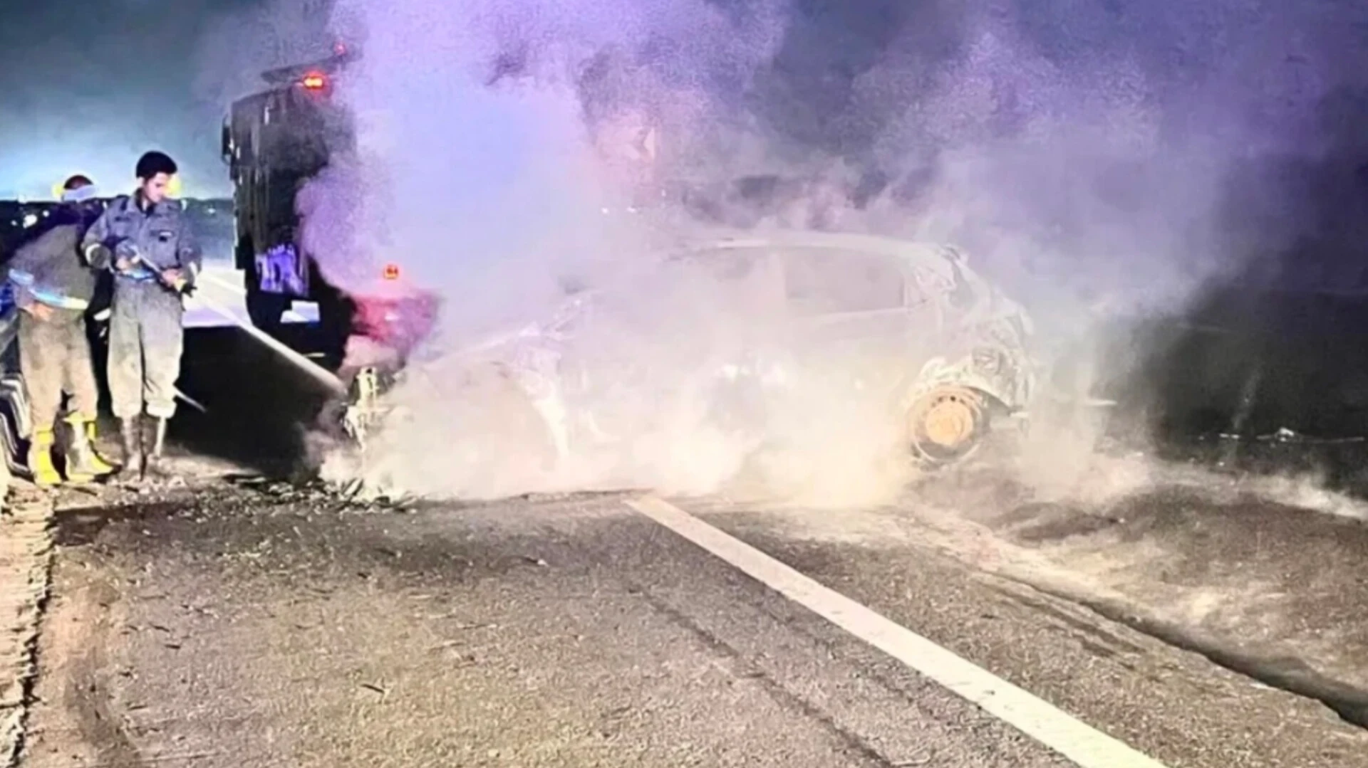 दिल्ली-मेरठ एक्सप्रेसवे पर कार ट्रक से टकराई, आग लगने से चालक घायल