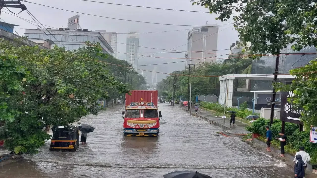 देशभर में बदला मौसम: कई राज्यों में बारिश, तेज हवाओं और वज्रपात का अलर्ट