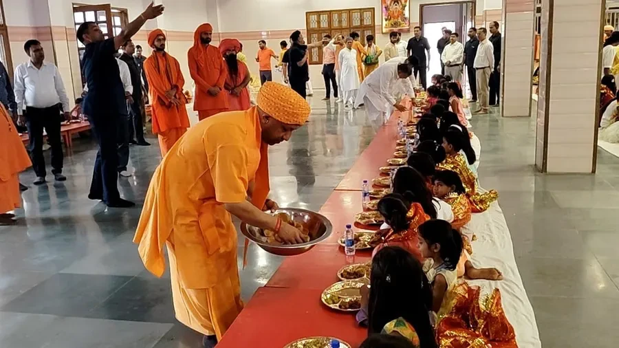 गोरखनाथ मंदिर में मुख्यमंत्री योगी ने किया कन्या पूजन