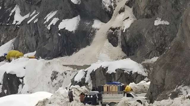 श्रीनगर-लेह हाईवे पर हिमस्खलन: छह लोगों की मौत, रेस्क्यू ऑपरेशन जारी