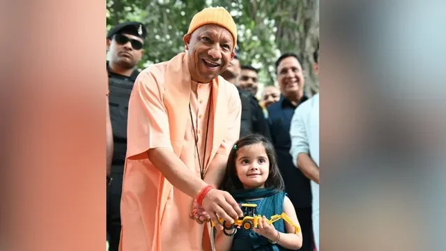 गोरखनाथ मंदिर में चार साल की बच्ची ने मुख्यमंत्री योगी को भेंट किया बुलडोजर