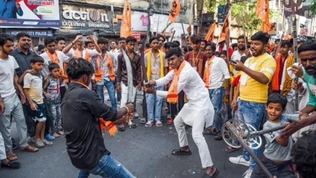 मुर्शिदाबाद में रामनवमी शोभायात्रा पर पथराव, दो समुदायों में हिंसक झड़प