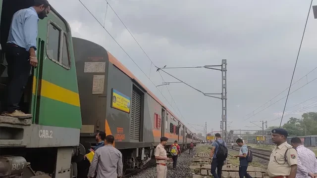 पटना: अमृत भारत एक्सप्रेस का इंजन फेल, अथमलगोला स्टेशन पर घंटों रुकी ट्रेन