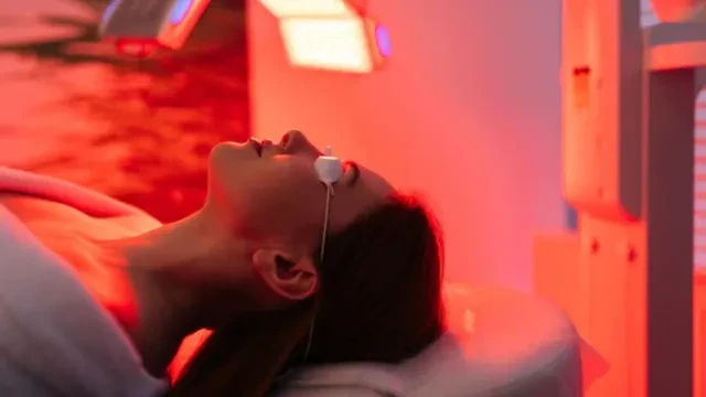 रेड लाइट थेरेपी: सेहत के लिए नई उम्मीद, तेजी से बढ़ रही लोकप्रियता