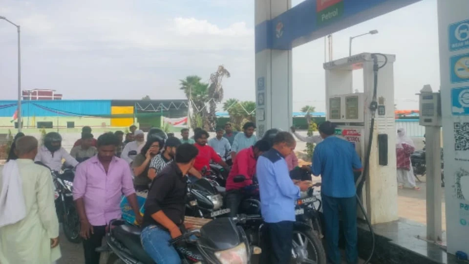 5 दिन बाद आया तेल, बागपत में पेट्रोल पंपों पर उमड़ी भीड़