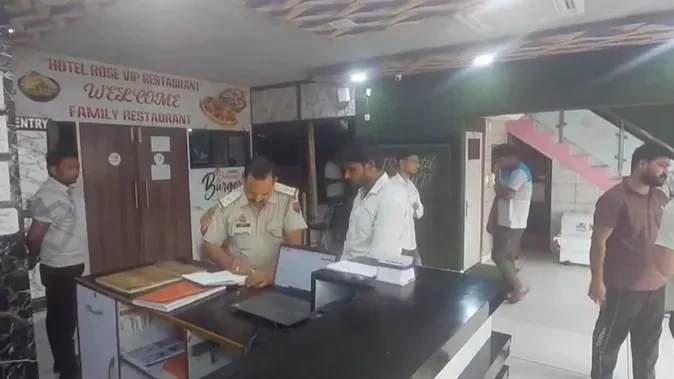 सहारनपुर में होटल पर युवकों ने की फायरिंग, कर्मचारियों ने कमरों में छिपकर बचाई जान