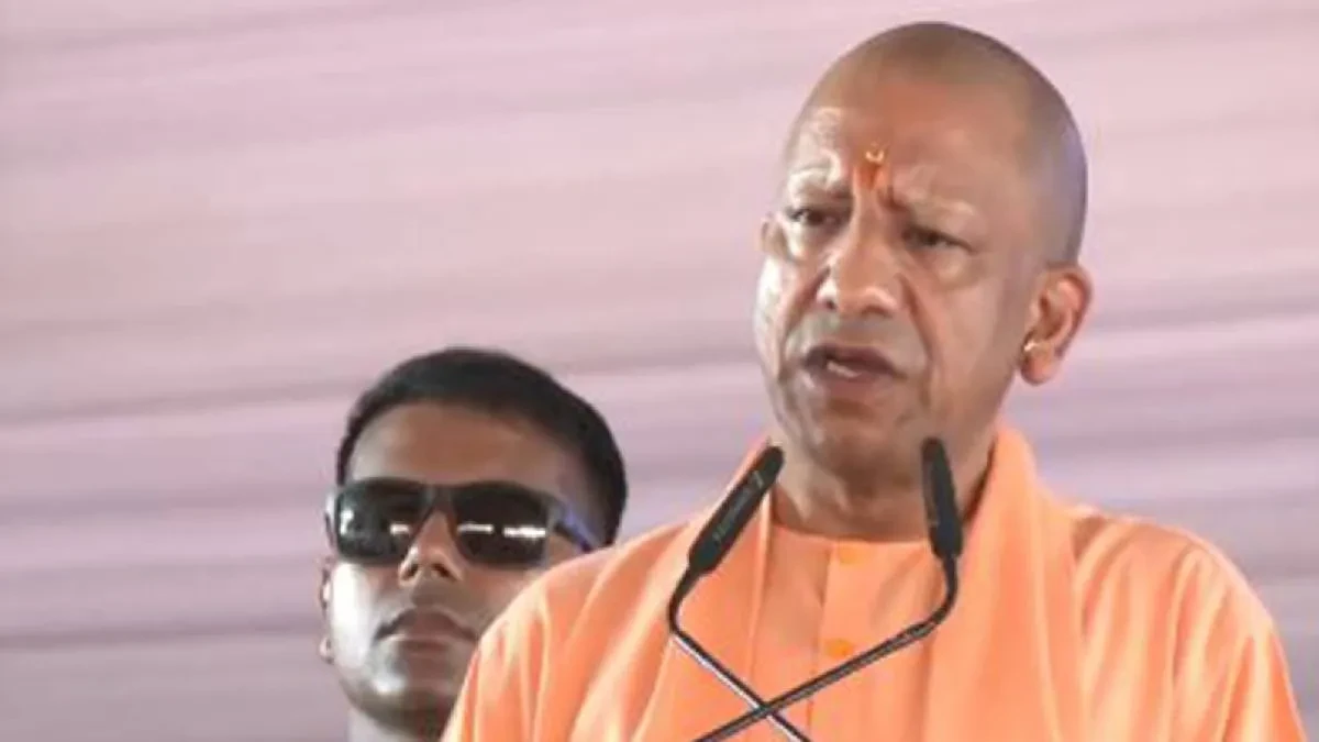 लखनऊ: सीएम योगी ने 250 इलेक्ट्रिक व सीएनजी वाहनों को दिखाई हरी झंडी