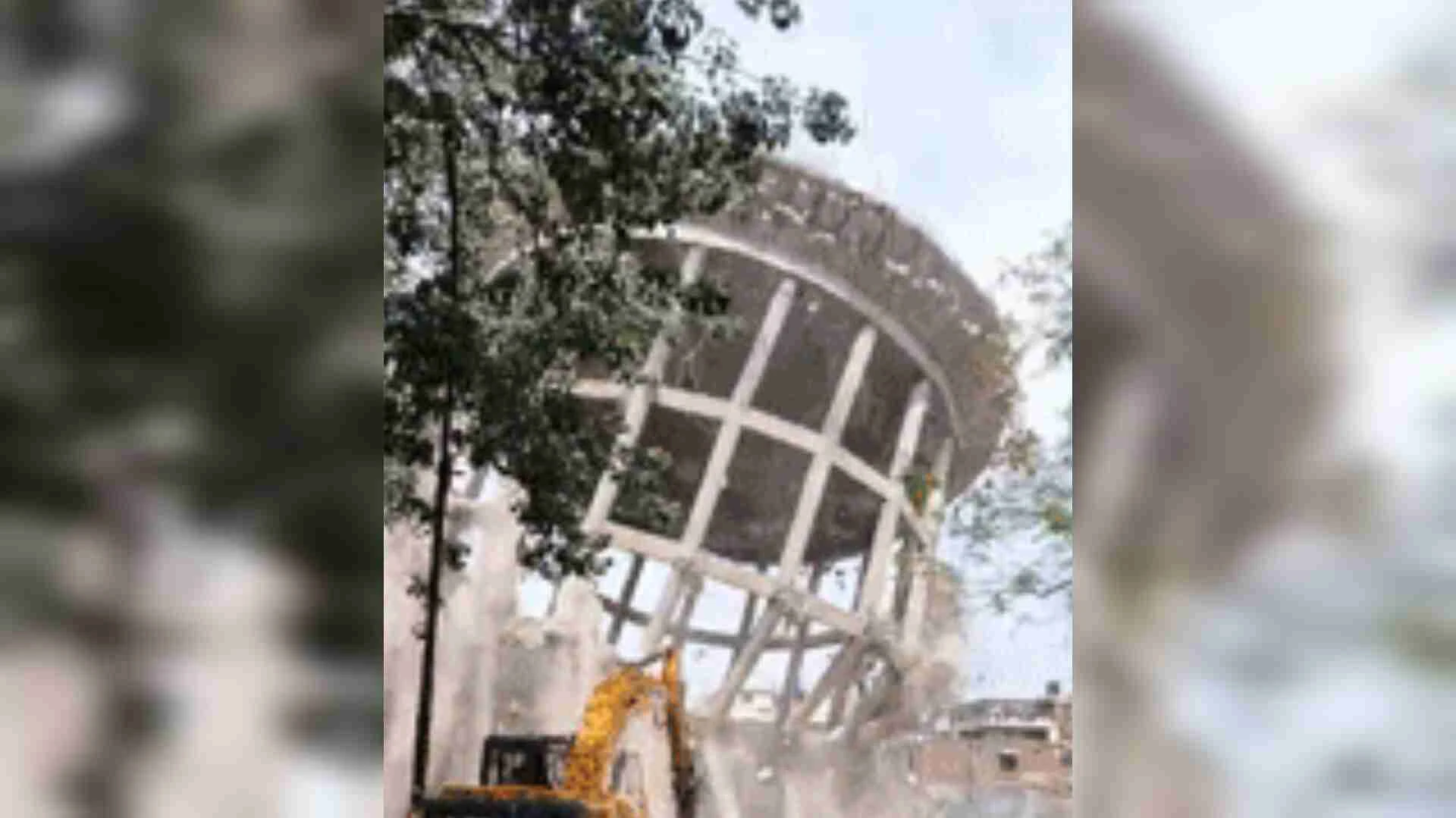 गाजियाबाद में पुरानी पानी की टंकी पर चला बुलडोजर, जानिए वजह