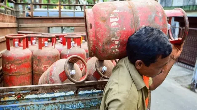 देहरादून में गैस संकट: छोटे रेस्टोरेंट और ढाबे बंद होने की कगार पर