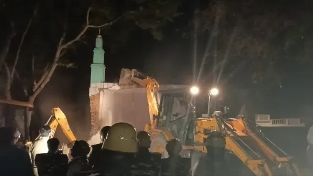लखनऊ: सरकारी जमीन पर बनी अवैध मस्जिद प्रशासन ने की जमींदोज