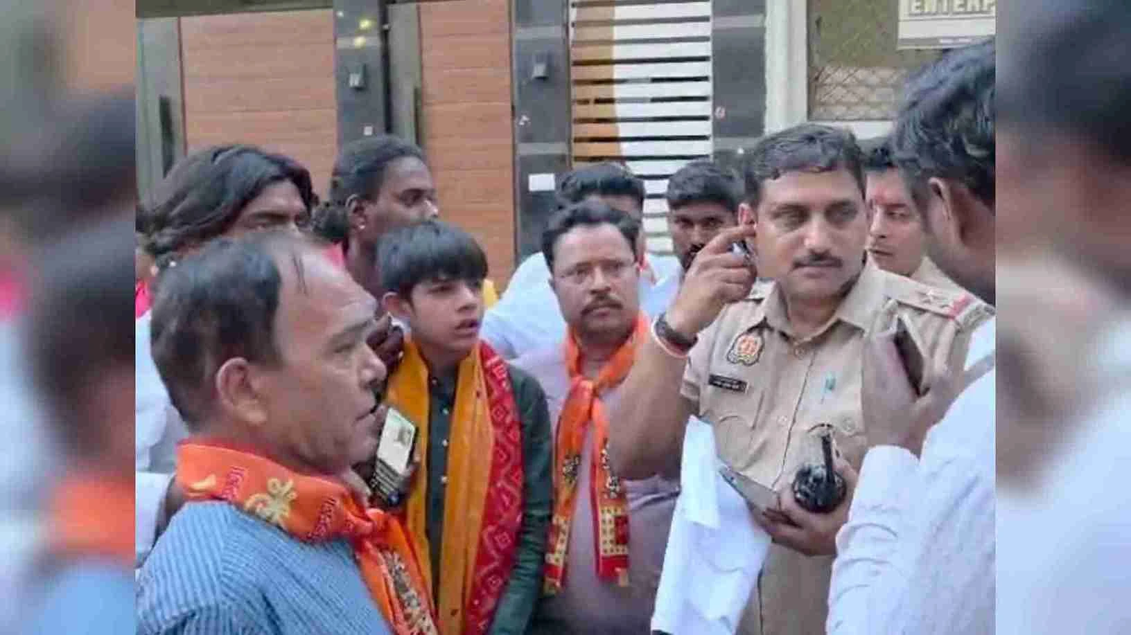 डीजे बैन से बढ़ा तनाव, मंत्री कपिल देव के घर के बाहर प्रदर्शन