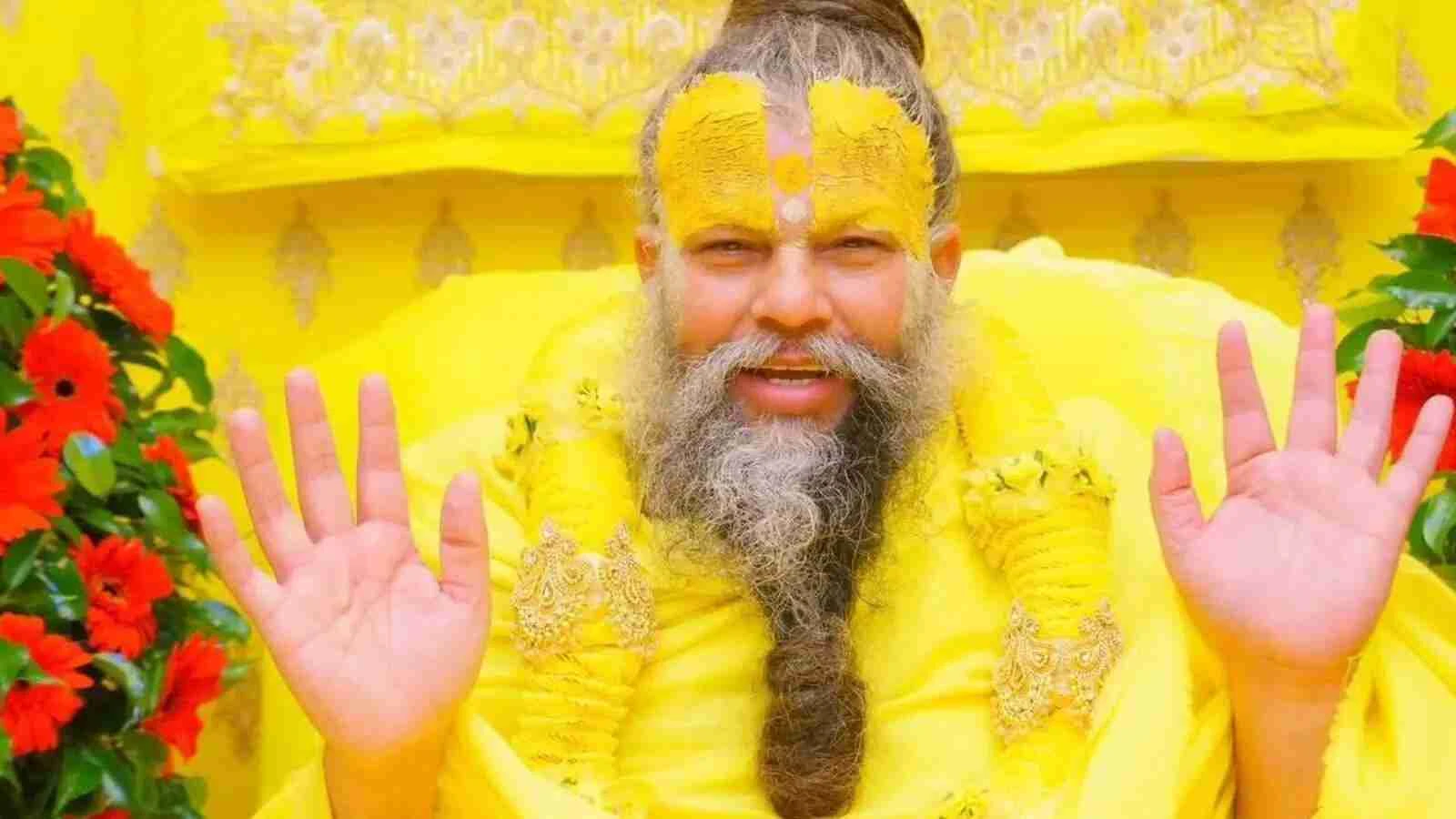 वायरल तस्वीर से मचा बवाल: संत प्रेमानंद को बांकेबिहारी के रूप में दिखाने पर विवाद तेज