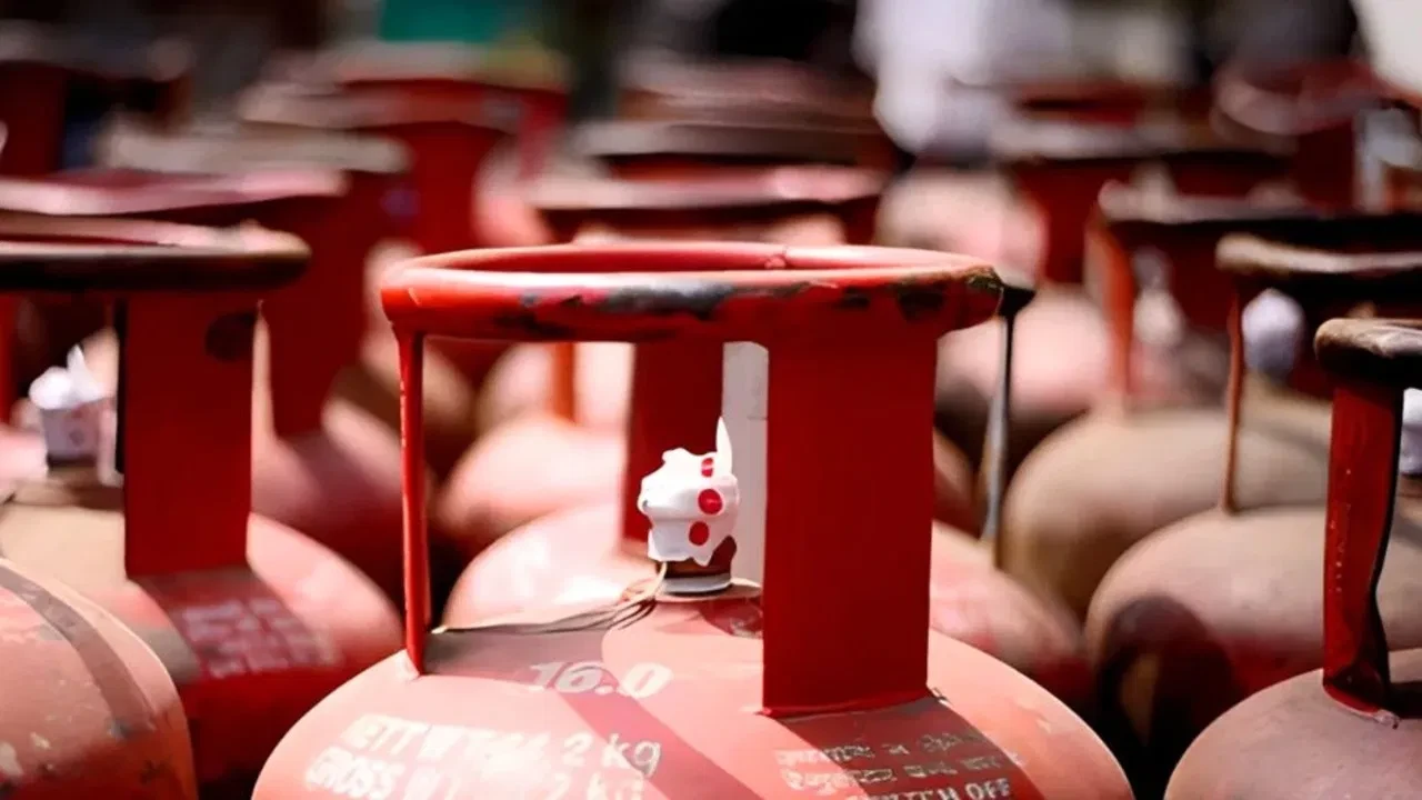 दिल्ली में छोटे सिलिंडर की भारी किल्लत, अवैध रीफिलिंग का धंधा जोरों पर