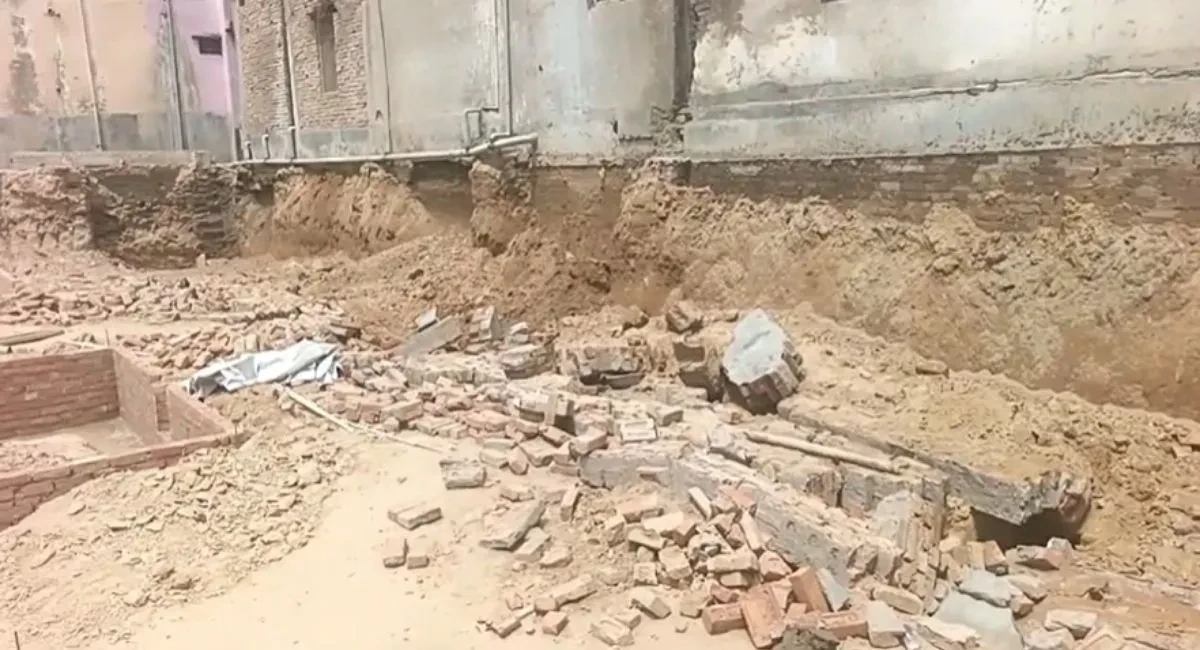 देवरिया में निर्माणाधीन कॉम्प्लेक्स की दीवार गिरने से हादसा, दो मजदूरों की मौत