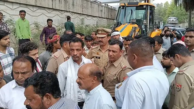 मेरठ: दिल्ली रोड पर दो पुलिसकर्मियों ने नगर निगम कर्मचारी को पीटा