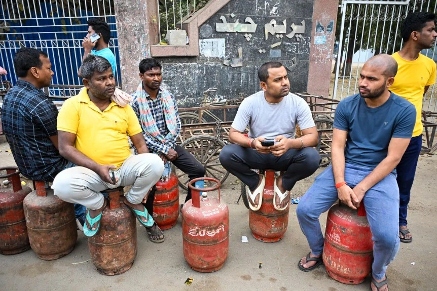 बरेली: गैस एजेंसियों पर सख्ती, तुरंत बुकिंग पर डिलीवरी बंद, कालाबाजारी पर रोक