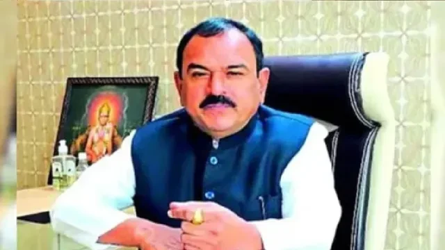 खरात की बेटी की शादी के कार्ड पर बड़े नेताओं के नाम, राजनीति में नया मोड़